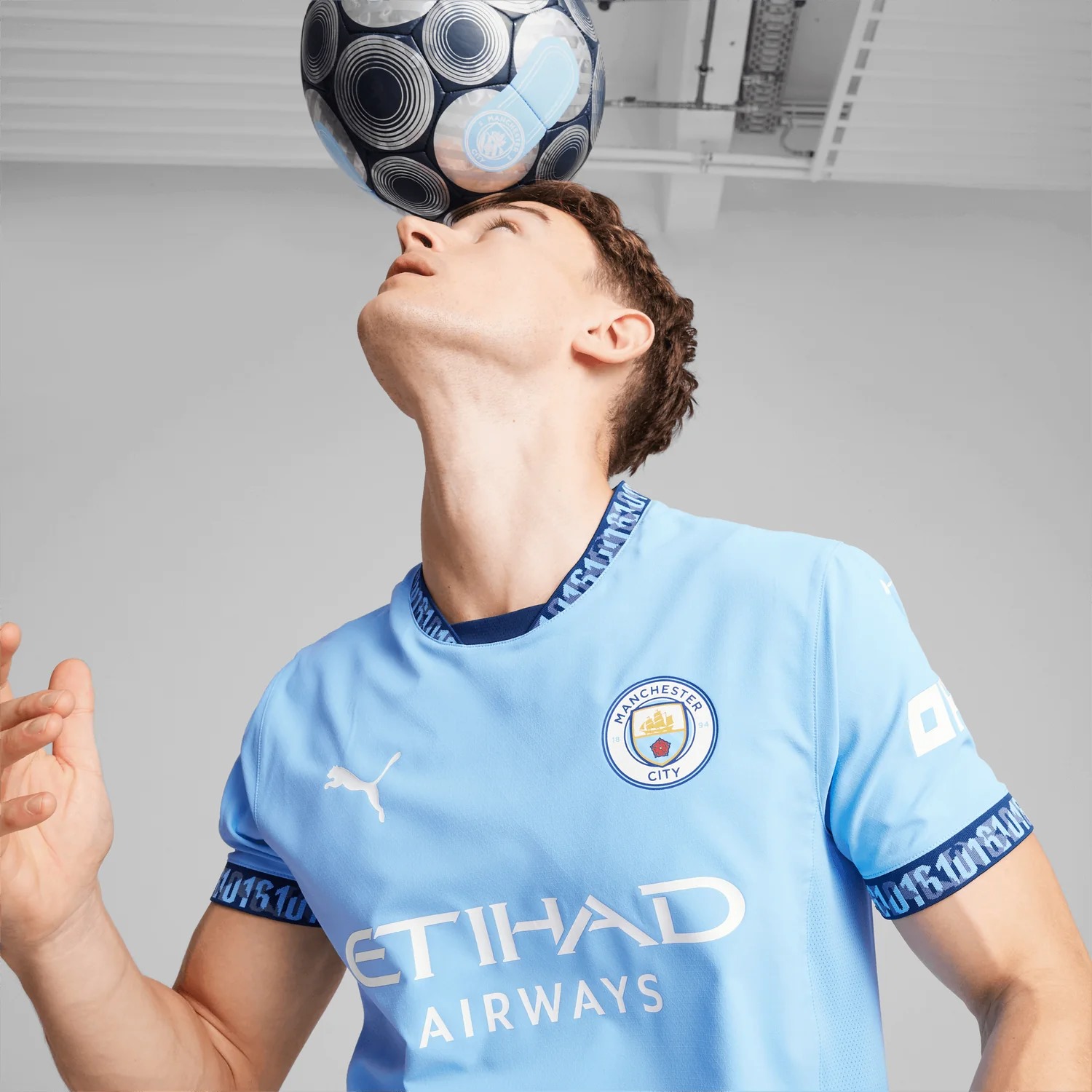 Puma2024-25ManchesterCityHomeautentiskHomeJerseyDetail11500x.jpg